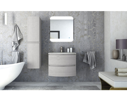 Helles Badezimmer mit Waschtischunterschrank, Spiegelschrank und Badewanne.