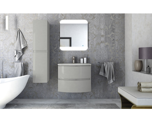 Badezimmer mit Badewanne, Waschtischunterschrank, Spiegelschrank und Hochschrank