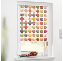 Fenster mit einem Rollo, das mit einem Gewürzmuster bedruckt ist.