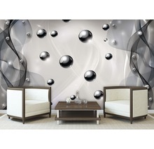 Scène avec deux fauteuils et une table devant un papier peint avec des sphères et des diamants