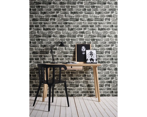 Arbeitszimmer mit Schreibtisch, Stuhl, Lampe und gemusterter Tapete