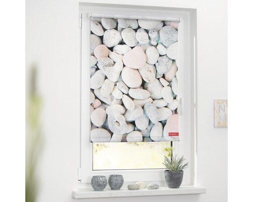 Fenêtre avec store enrouleur à motif de pierres pour l''intérieur