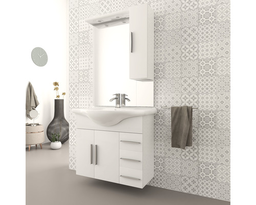 Salle de bains avec lavabo, miroir, armoire suspendue, robinet et porte-serviettes