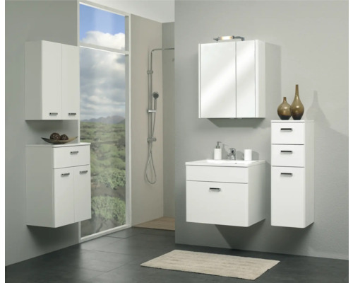 Salle de bain moderne avec meubles de salle de bain blancs, lavabo, armoire de toilette et douche.