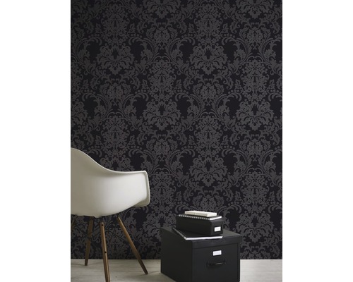 Tapete mit floralem Muster in einem Raum mit Stuhl und Aufbewahrungsboxen.