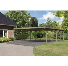 Holzcarport im Garten