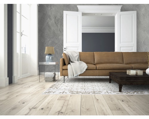 Wohnzimmer mit Ledersofa, Holztisch, Teppich und Lampe