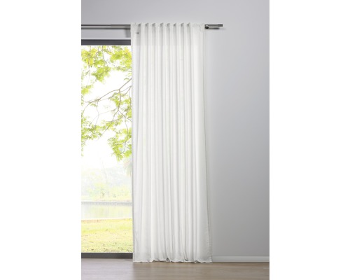 Weißer Gardinenschal vor Fenster mit Ausblick ins Grüne