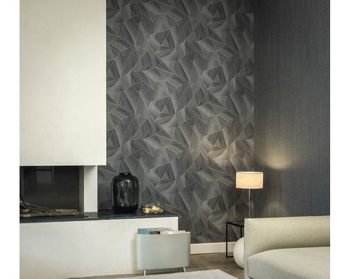 Salon avec papier peint géométrique, cheminée et lampe