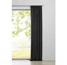 Vue sur une fenêtre avec un long rideau sombre.