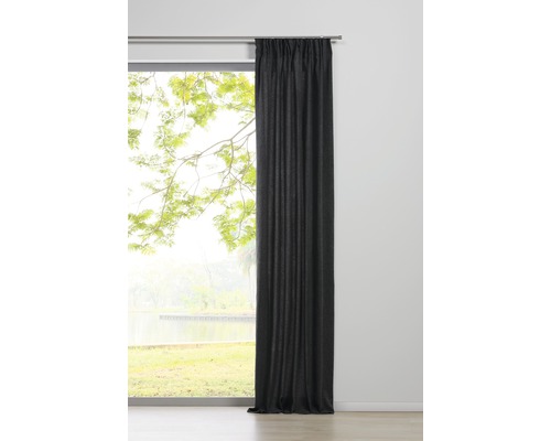 Vue sur une fenêtre avec un long rideau sombre.