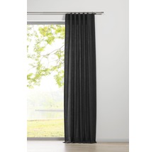 Vue sur un rideau noir sur une tringle à rideaux devant une fenêtre.