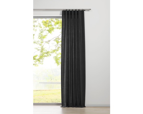Vue sur un rideau noir sur une tringle à rideaux devant une fenêtre.