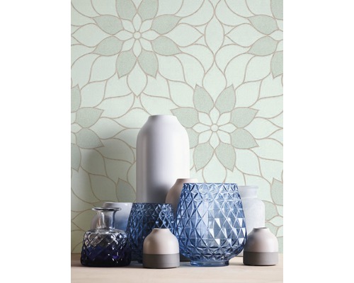 Papier peint à motif floral et vases décoratifs