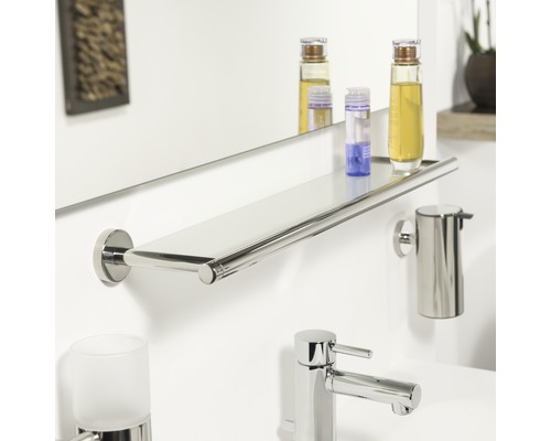 Badezimmer mit Glasablage, Seifenspender und Armatur