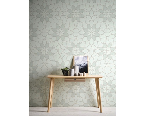 Vue d''une pièce avec papier peint à motifs floraux, petite table en bois et décoration