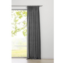 Grauer Gardinenschal am Fenster