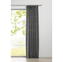 Grauer Vorhang am Fenster