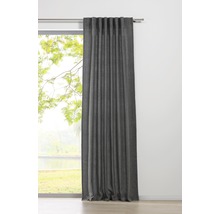 Graue Verdunkelungsgardine vor einem Fenster