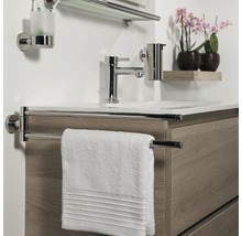 Badezimmer Waschtisch mit Armatur, Handtuchhalter, Handtuch, Seifenspender, Zahnputzbecher und Ablage