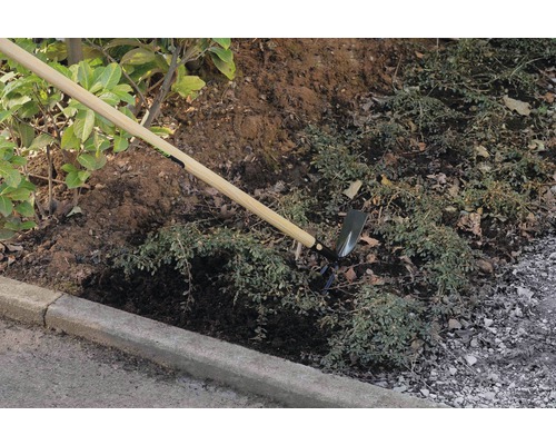 Gartenhacke mit Holzstiel im Einsatz zur Bodenbearbeitung
