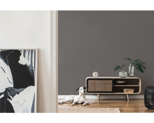 Wohnzimmer mit Kommode, Dekoration und einem Hund