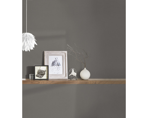 Wohnraum mit Wandregal, Dekorationen und Pendelleuchte