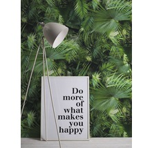 Szene mit Stehlampe, gerahmtem Motivationsposter und Palmenblatt-Tapete