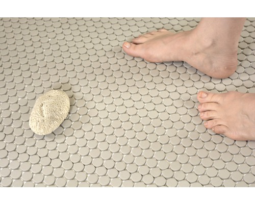 Carrelage mosaïque au sol avec pierre ponce et pieds