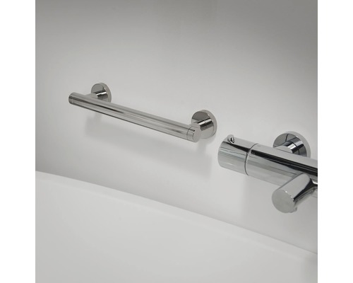 Haltegriff und Armatur im Badezimmer