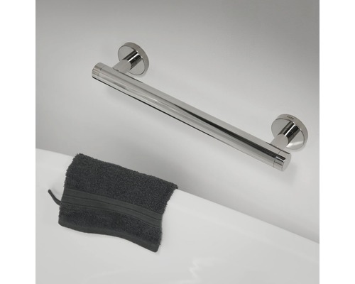Verchromter Haltegriff mit Handtuch