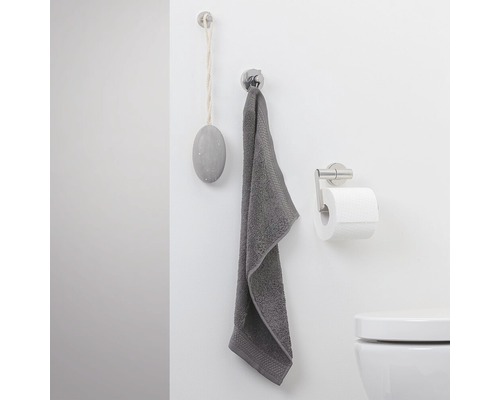 Mur de salle de bain avec savon, serviette et porte-papier toilette