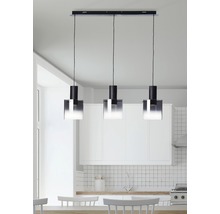 Trois suspensions en verre et métal sont suspendues dans une cuisine.