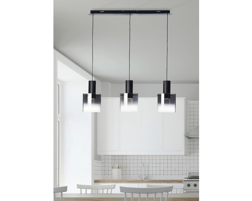 Trois suspensions en verre et métal sont suspendues dans une cuisine.