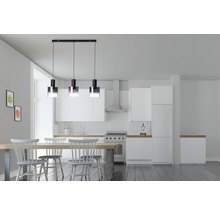 Cuisine claire avec table à manger et suspension à trois lampes