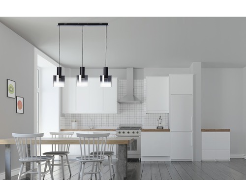 Cuisine claire avec table à manger et suspension à trois lampes