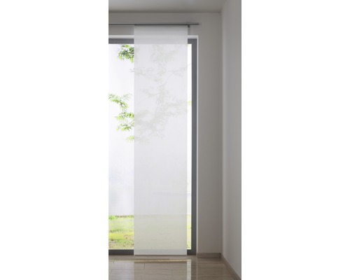 Dekoschalschiebevorhang vor einem Fenster zur Dekoration und zum Schutz der Privatsphäre
