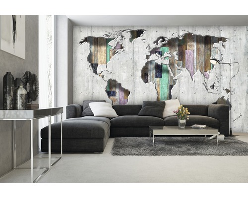 Salon avec canapé gris et carte du monde comme décoration murale