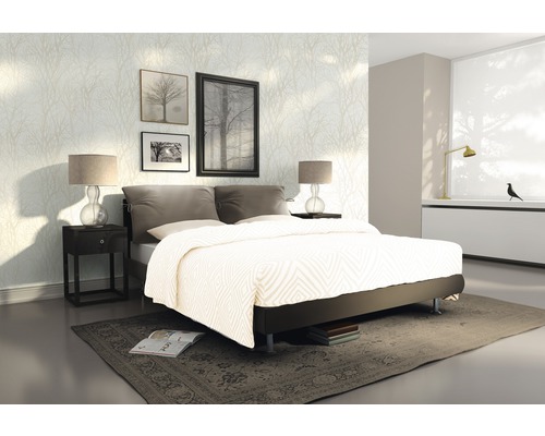 Schlafzimmer mit Bett, Nachttisch und dekorativer Wandtapete