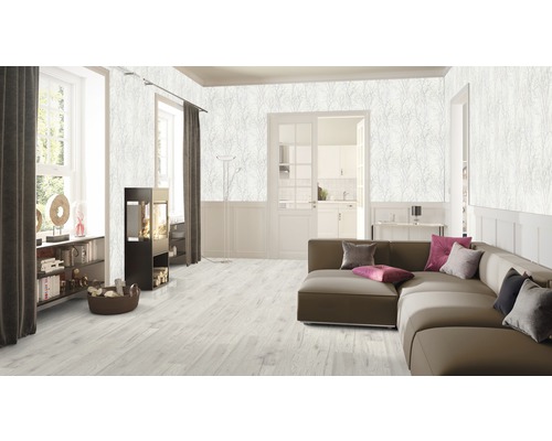 Wohnzimmer mit Sofa, Kamin und Wandtapete mit Pflanzenmuster.