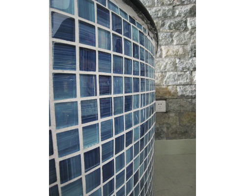 Gros plan d''une colonne avec motif de mosaïque bleue