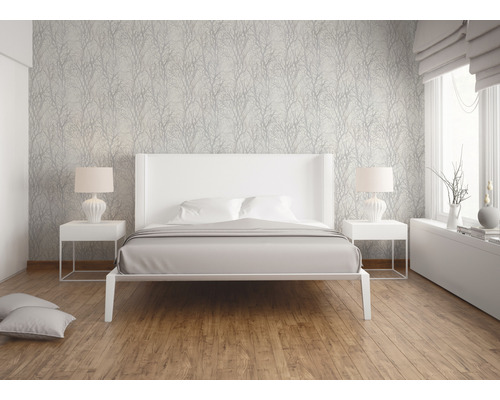 Modernes Schlafzimmer mit weißem Bett, Nachttischen und gemusterter Tapete.