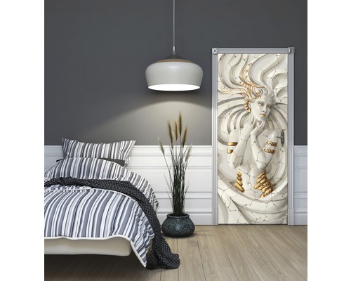 Chambre avec lit et affiche de porte représentant une sculpture de femme avec des détails dorés.