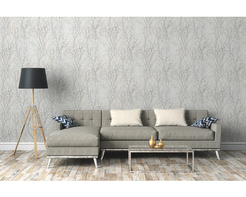 Wohnzimmer mit grauer Baum-Tapete, Sofa, Stehlampe und Couchtisch