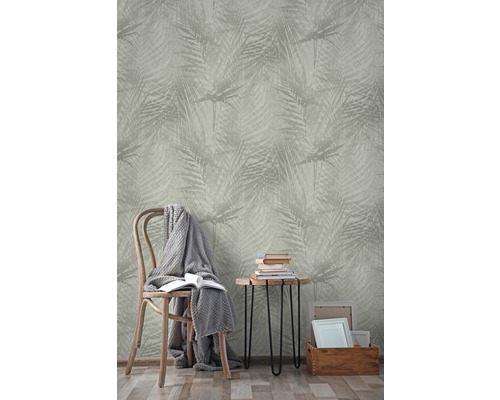 Scène avec papier peint à motifs, chaise et table pour la décoration intérieure