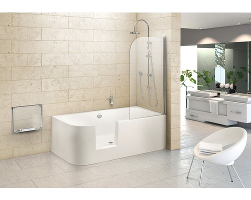 Begehbare Badewanne mit Duschabtrennung in hellem Badezimmer