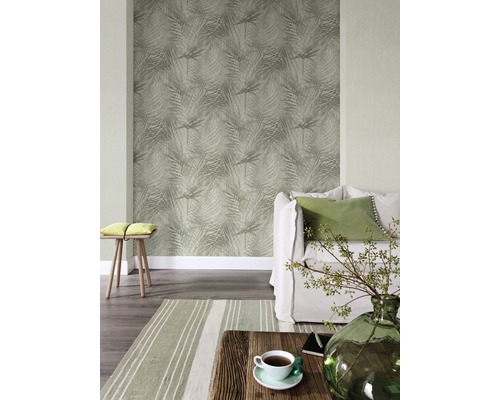 Salon avec papier peint à motifs, canapé, tapis et table en bois