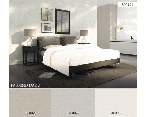 Schlafzimmer mit Bett, Nachttisch und gemusterter Tapete