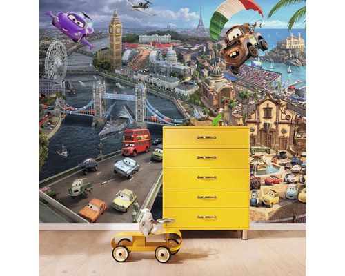 Fototapete mit Cars-Motiv, gelbe Kommode und Spielzeugauto im Zimmer.