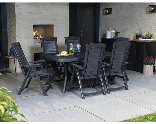 Gartenszene mit Gartentisch und Gartenstühlen auf einer Terrasse